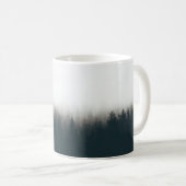 霧で覆われた木のシルエット コーヒーマグカップ (正面右)