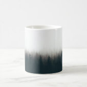 霧で覆われた木のシルエット コーヒーマグカップ (中央)