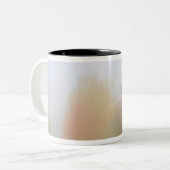 霧で覆われる秋の木 ツートーンマグカップ (正面左)