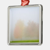 霧で覆われる秋の木 メタルオーナメント (左)