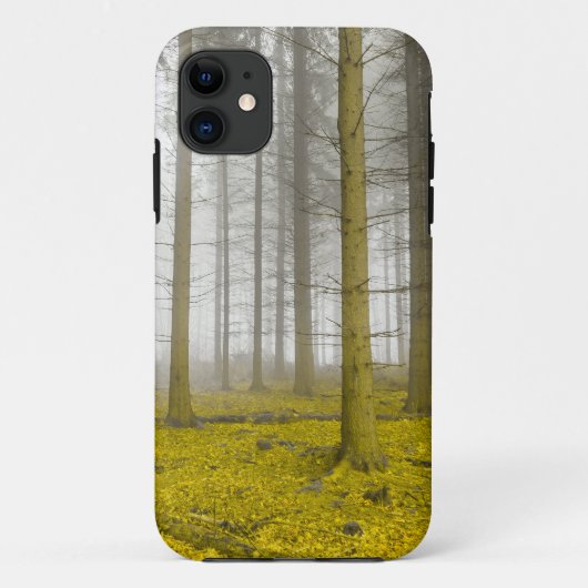霧と黄色い葉のファンタジー林 Case-Mate iPhoneケース (裏面)