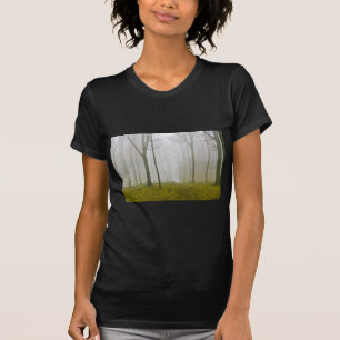 霧と黄色い葉のファンタジー林 Tシャツ