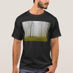 霧と黄色い葉のファンタジー林 Tシャツ