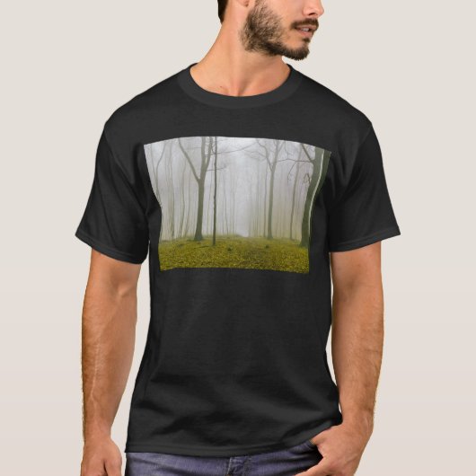 霧と黄色い葉のファンタジー林 Tシャツ (正面)