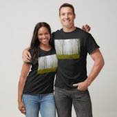 霧と黄色い葉のファンタジー林 Tシャツ (ユニセックス)