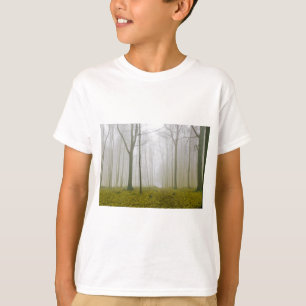 霧と黄色い葉のファンタジー林 Tシャツ