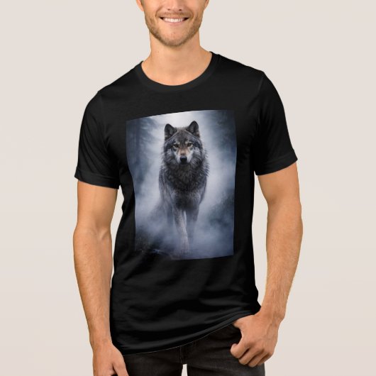 霧に佇む威厳あるオオカミ Tシャツ (正面)