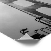 霧に包まれたゴールデンゲートのトラフィック – サンフランシスコ ポスター (角)