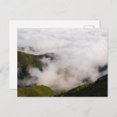 霧に包まれたマデイラの山々、ムーディな自然 ポストカード (正面/裏面)