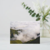 霧に包まれたマデイラの山々、ムーディな自然 ポストカード (スタンド正面)