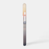 霧に包まれた丘のビンテージサンライズ iPhone 16ケース (左側面)