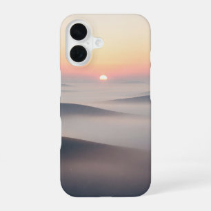 霧に包まれた丘のビンテージサンライズ iPhone 16ケース
