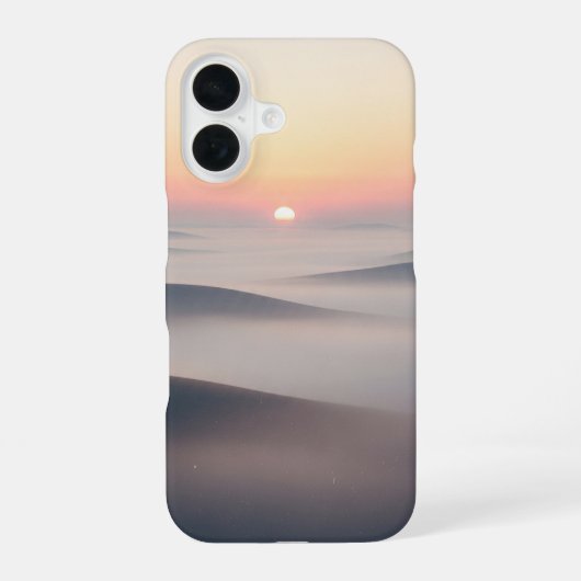 霧に包まれた丘のビンテージサンライズ iPhone 16ケース (裏面)