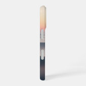 霧に包まれた丘のビンテージサンライズ iPhone 16ケース (右側面)