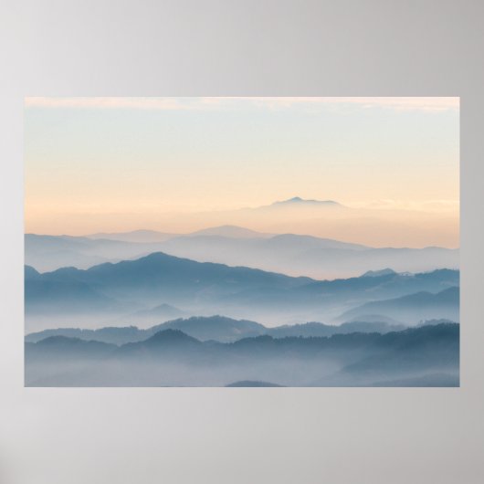 霧に包まれた層状の丘と山々 ポスター (正面)