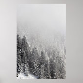 霧に包まれた雪のトウヒの森 ポスター (正面)