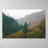 霧に包まれる紅葉の森の重なり ポスター (正面)