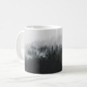 霧に囲まれた松の木 コーヒーマグカップ (正面左)