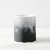 霧に囲まれた松の木 コーヒーマグカップ (中央)