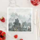 霧に覆われた山の雪に覆われた森林のシカ (インサイチュ)