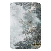 霧に覆われた山の雪に覆われた森林のシカ バスマット (正面縦)