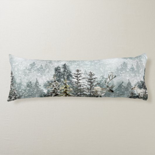 霧に覆われた山の雪に覆われた森林のシカ ボディピロー (正面)