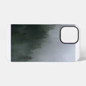 霧に覆われた緑の松の木 iPhoneケース (裏面横)