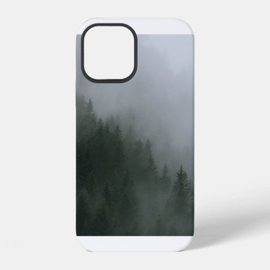 霧に覆われた緑の松の木 iPhoneケース (裏面)