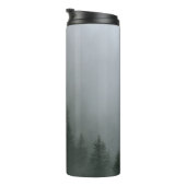 霧に覆われた緑の松 タンブラー (回転右)