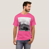 霧に覆われた雲の芸術で飾られた壮大な山々 Tシャツ (正面フル)