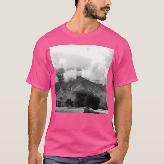 霧に覆われた雲の芸術で飾られた壮大な山々 Tシャツ (正面)