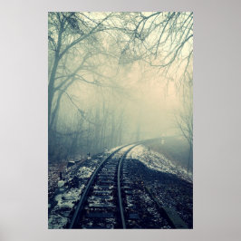霧のなかの冬の雪と鉄道の線路 ポスター