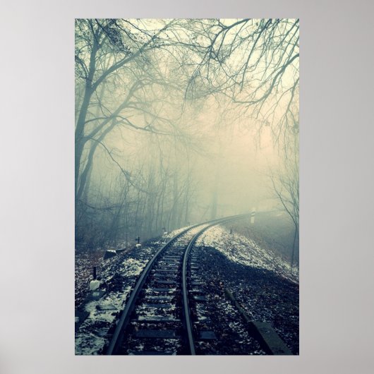 霧のなかの冬の雪と鉄道の線路 ポスター (正面)