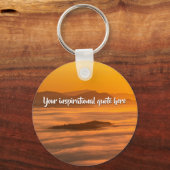 霧のカスタム風景の上にあなたの文字の日の出 キーホルダー (正面)