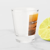 霧のカスタム風景の上にあなたの文字の日の出 ショットグラス (左)