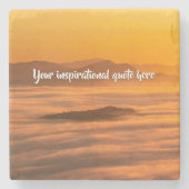 霧のカスタム風景の上にあなたの文字の日の出 ストーンコースター (正面)