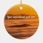 霧のカスタム風景の上にあなたの文字の日の出 セラミックオーナメント (裏面)