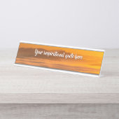 霧のカスタム風景の上にあなたの文字の日の出 デスクネームプレート (正面)