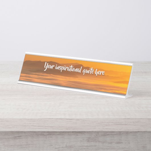 霧のカスタム風景の上にあなたの文字の日の出 デスクネームプレート (正面)