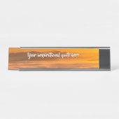 霧のカスタム風景の上にあなたの文字の日の出 デスクネームプレート (正面)