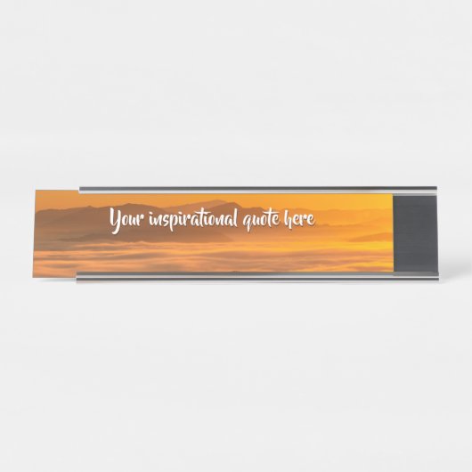 霧のカスタム風景の上にあなたの文字の日の出 デスクネームプレート (正面)