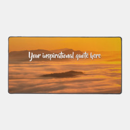 霧のカスタム風景の上にあなたの文字の日の出 デスクマット