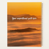 霧のカスタム風景の上にあなたの文字の日の出 プランナー手帳 (裏面)