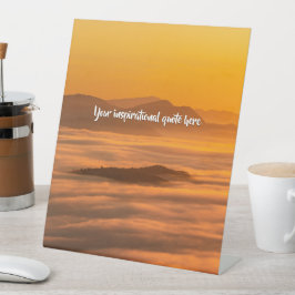 霧のカスタム風景の上にあなたの文字の日の出 台座サイン