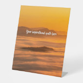 霧のカスタム風景の上にあなたの文字の日の出 台座サイン (正面)