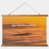 霧のカスタム風景の上にあなたの文字の日の出 吊り下げ型タペストリー (正面)