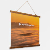 霧のカスタム風景の上にあなたの文字の日の出 吊り下げ型タペストリー (傾斜あり)