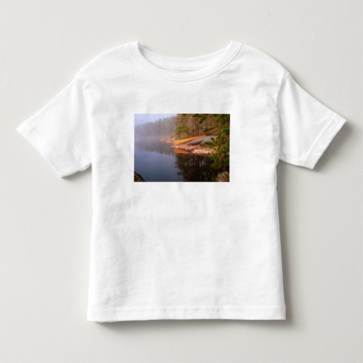 霧のカヌーキャンプ場、カワニピ湖、 トドラーTシャツ (正面)