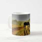 霧のフィールドで日の出で馬の放牧の写真 コーヒーマグカップ (正面左)