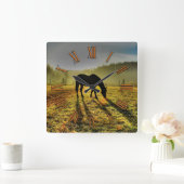 霧のフィールドで日の出で馬の放牧の写真 スクエア壁時計 (ホーム)